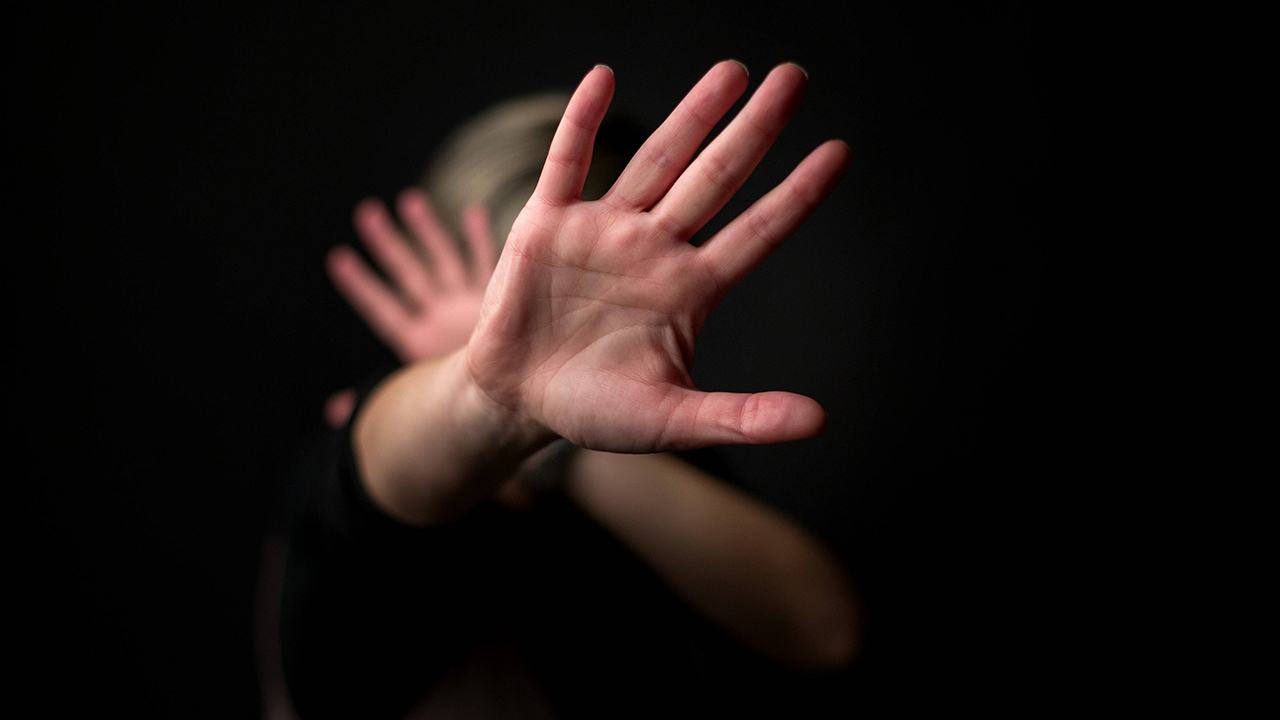 Häusliche Gewalt: Wie sich Betroffene schützen können - in 7 Sprachen Betroffene und alle am Thema Interessierte können sich hier anonym informieren! www.gewaltschutz.info